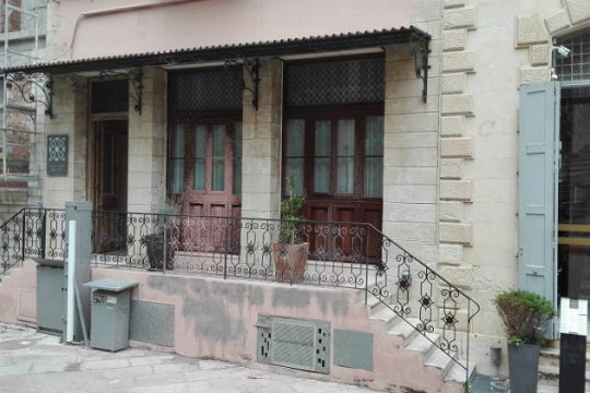Χανιά: Συνθήματα σε ξενοδοχείο που διεκδικεί τη Rosa Nera