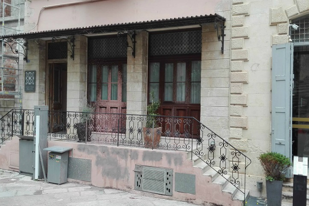 Χανιά: Συνθήματα σε ξενοδοχείο που διεκδικεί τη Rosa Nera