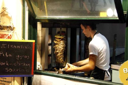 Τυλίγουν… σουβλάκια με τα πτυχία τους