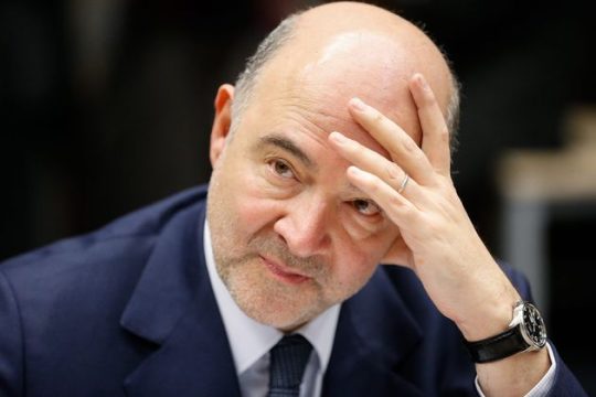 Μέσα ψηφίζουν, έξω ερίζουν
