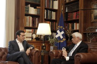 Σημαίνει συναγερμό μετά τα χαμόγελα
