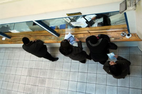 Πιστώνονται οι πρώτες επιστροφές φόρου