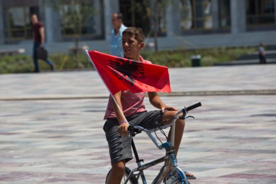 Κάλπες με χαμηλή συμμετοχή, αιματηρό επεισόδιο και αγορά ψήφων
