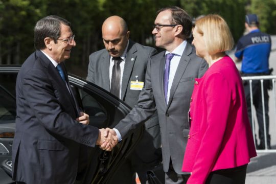 Ανοίγουν τα χαρτιά τους επί ελβετικού εδάφους
