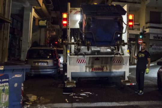 Στους δρόμους τα απορριμματοφόρα