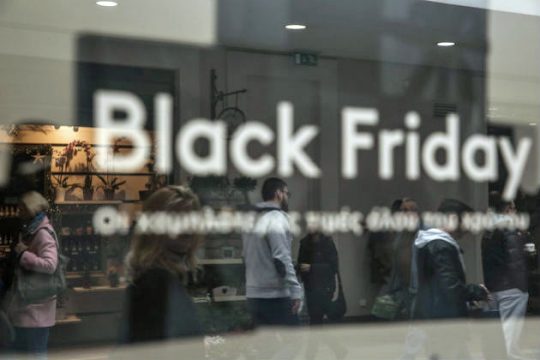 Τι του λείπει του λαού; Ψώνια και τη νύχτα!