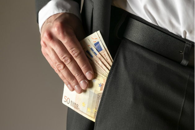 «Στα πράσα» πιάστηκαν 2 εφοριακοί από το Ηράκλειο