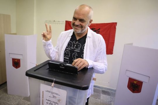 Αποχή και «τσαμπουκάς» έδωσαν αυτοδυναμία στον Ράμα