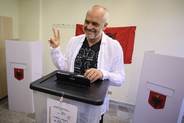 Αποχή και «τσαμπουκάς» έδωσαν αυτοδυναμία στον Ράμα