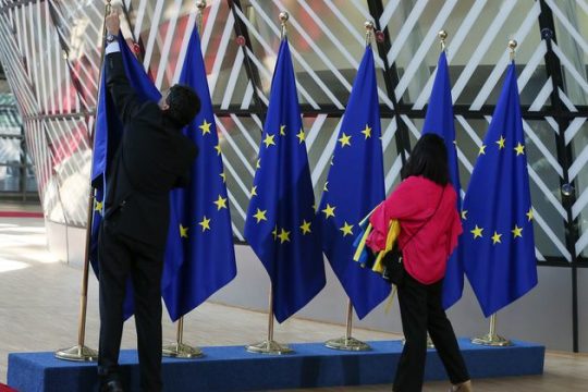 Παχιά λόγια, ισχνές αποφάσεις