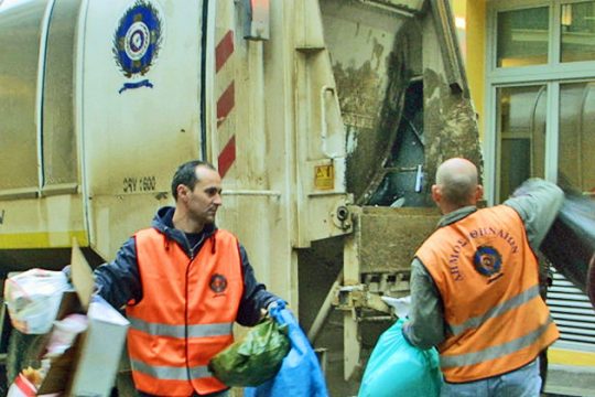 Συμβασιούχοι… στα σκουπίδια