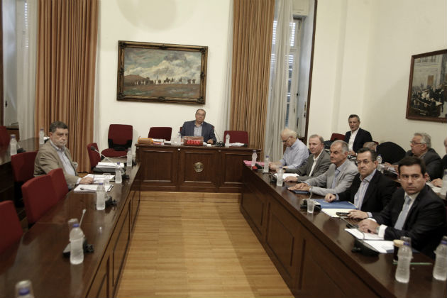 Αντιφάσεις αλλά και «καρφιά» για Μαρτίνη στην εξεταστική για την Υγεία