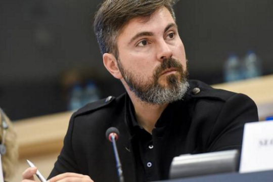 «Xρυσοπληρωμμένος θίασος το Eurogroup με σκηνοθέτη τον Σόιμπλε»