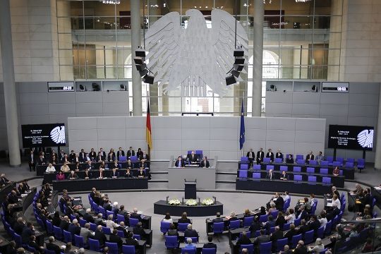 Αντιπαράθεση με άρωμα εκλογών και… Ελλάδας σήμερα στη γερμανική Βουλή