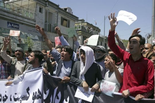 Δεκάδες θύματα από εκρήξεις σε κηδεία στην Καμπούλ