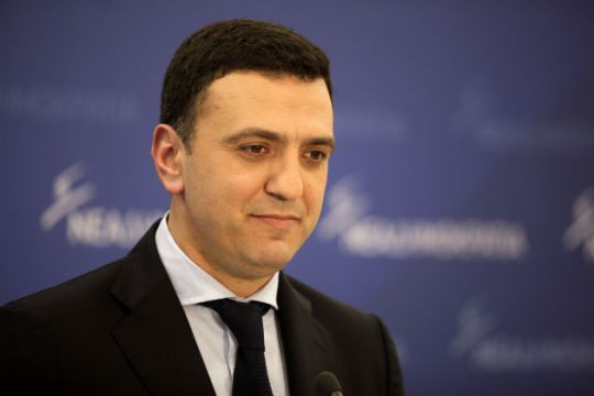 «Η κυβέρνηση προωθεί ψευτολύση»