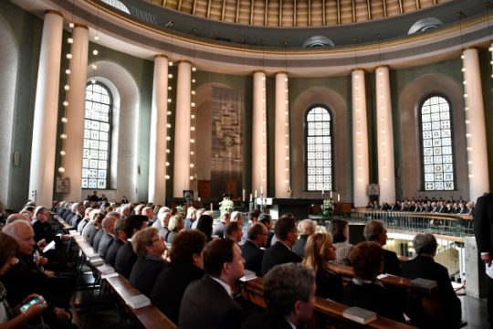 Διχάζει ακόμη και μετά θάνατον ο Χέλμουτ Κολ