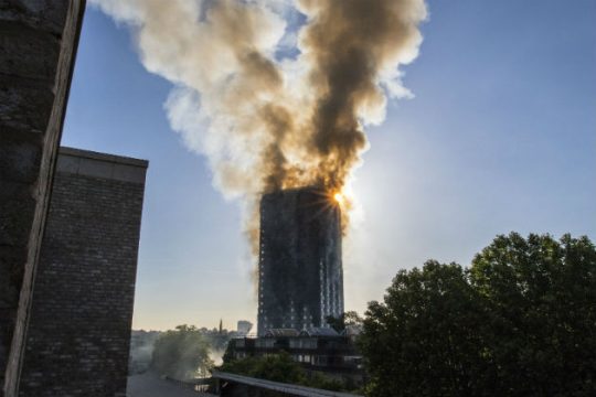 Νεκροί και δεκάδες τραυματίες στον φλεγόμενο πύργο