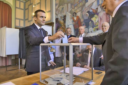 Σάρωσε ο Μακρόν, αλλά…