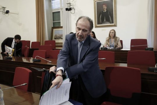 Ρουσφετωφελές ίδρυμα για «γαλάζιους» κυρίως