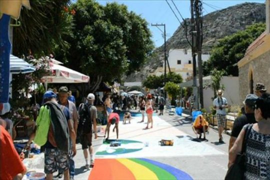 Ζωγράφισαν τους δρόμους των Ματάλων εν όψει του Matala festival