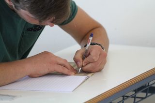 Εκθεση υποκρισίας