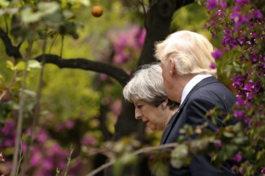 «Παγώνει» η επίσκεψη Τραμπ γιατί φοβάται τις διαδηλώσεις