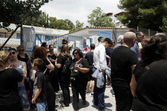 Εν μέσω έντασης οι έρευνες για τον θάνατο του 11χρονου