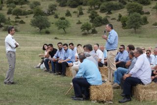 Το Liberal, η Μόνικα Μπελούτσι και ο Κυριάκος που παλεύει με φίδι (και το κερδίζει!)