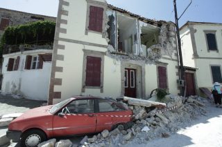 Από νησί μεταναστών τώρα και σεισμόπληκτο