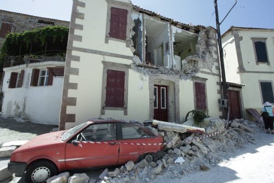 Από νησί μεταναστών τώρα και σεισμόπληκτο