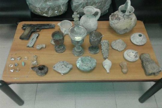 Αρχαία και 5 κιλά κάνναβη βρέθηκαν σε χωράφι της Βιάννου