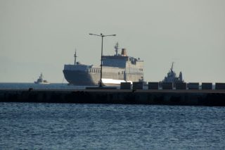 Έσβησε η πυρκαγιά στο οχηματαγωγό ανοιχτά της Ρόδου