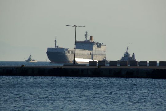Έσβησε η πυρκαγιά στο οχηματαγωγό ανοιχτά της Ρόδου