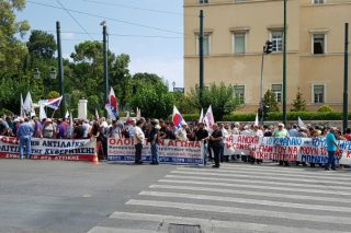 Διαδήλωση για τα προαπαιτούμενα έξω από τη Βουλή