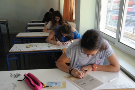 Με τους υποψηφίους των ΕΠΑΛ συνεχίζονται οι πανελλαδικές εξετάσεις