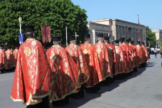 Γιατί δεν βάζουν κανέναν Μητροπολίτη ως κριτή στο The Voice;