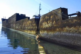Οι «κωφοί» και το κουφάρι που απειλεί τη θάλασσα της Ελευσίνας