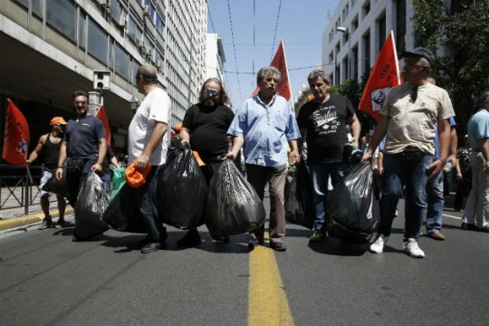 Η λύση που προωθεί το ΥΠΕΣ για τους συμβασιούχους