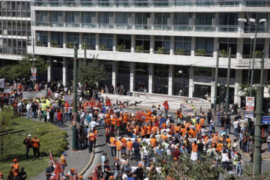 Διπλή λύση για συμβασιούχους και μονιμότητα