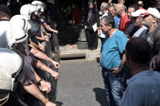 Τόνοι απορριμμάτων σε τεντωμένο σκοινί