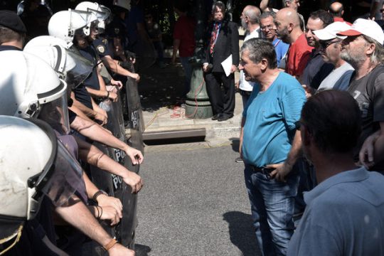 Τόνοι απορριμμάτων σε τεντωμένο σκοινί