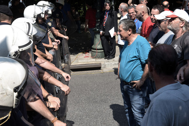 Τόνοι απορριμμάτων σε τεντωμένο σκοινί