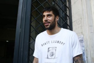 Εμεινε και έκλαψε