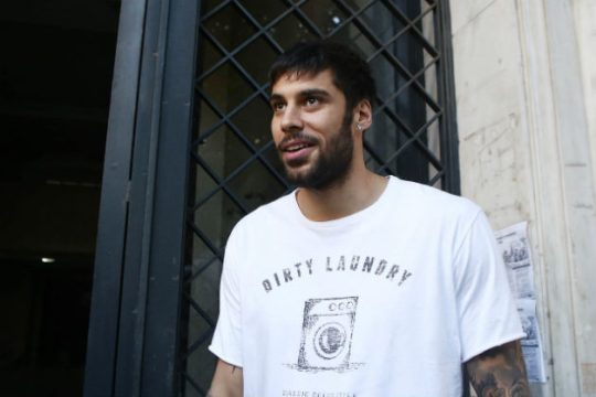 Εμεινε και έκλαψε
