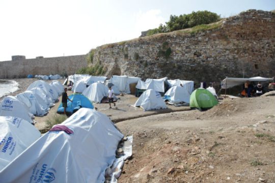 Εστησαν σκηνές δίπλα σε αγωγό λυμάτων