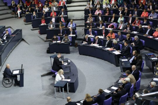 Ο Σόιμπλε ζητά την έγκριση των βουλευτών για την Ελλάδα