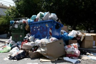 Γιατί σε κάποιους δήμους οι κάδοι είναι άδειοι και σε άλλους ξεχειλίζουν