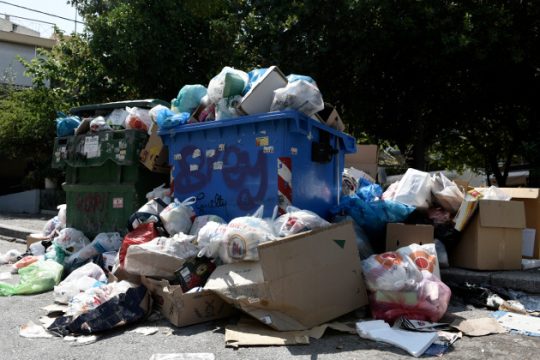 Γιατί σε κάποιους δήμους οι κάδοι είναι άδειοι και σε άλλους ξεχειλίζουν