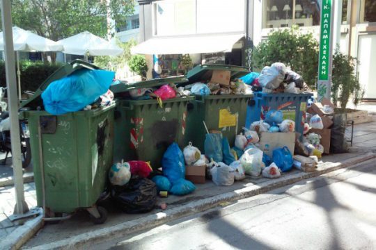 Κόντρα στο δήμο Αθηναίων για τα σκουπίδια